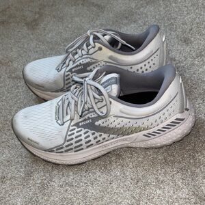 Brooks Women's Light Gray Athletic Shoes size 8.5